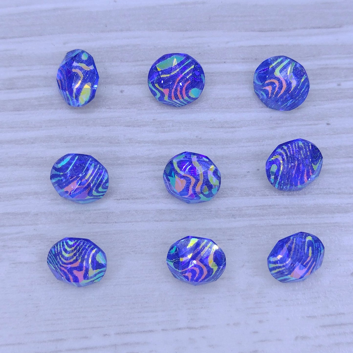 8mm Aurora chaton in Sapphire with laser etched Contours