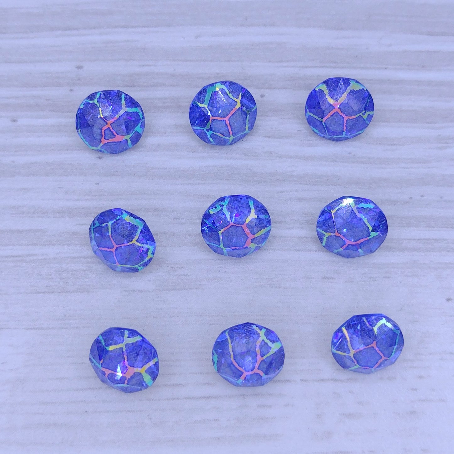 8mm Aurora chaton in Sapphire with laser etched Giraffe 2