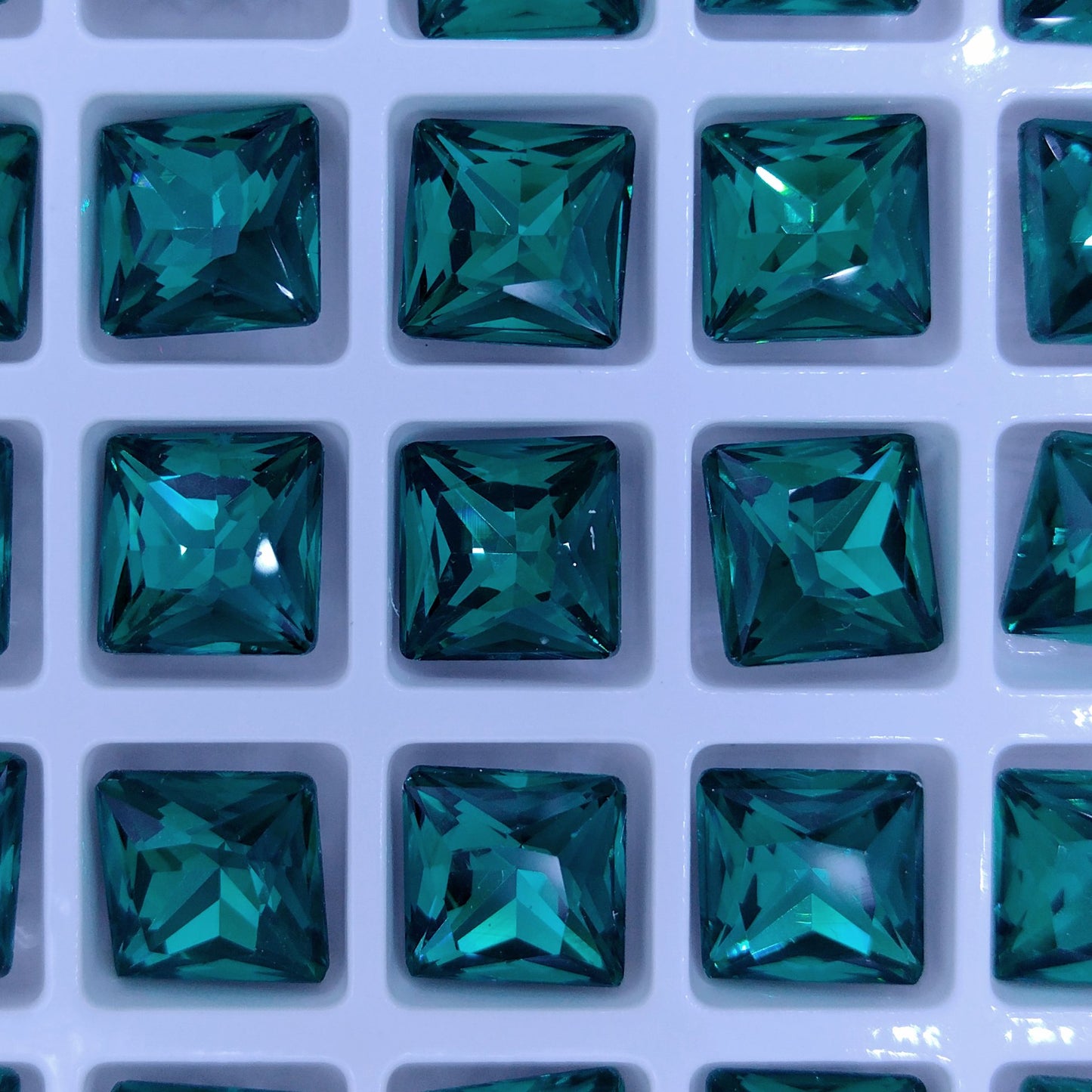 10mm Princess square in Emerald (Aurora)