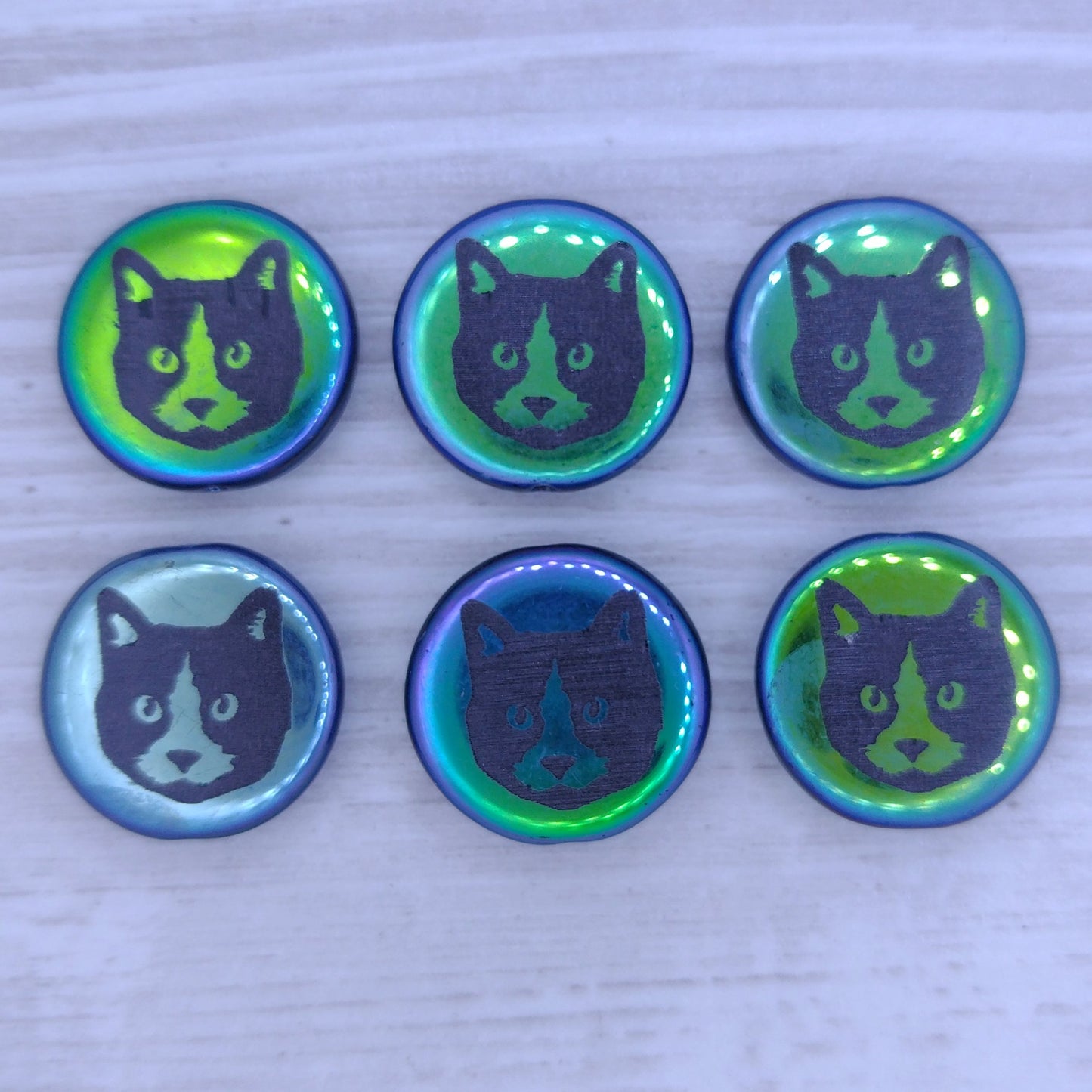 4 x 17mm disc beads in Black with cat face