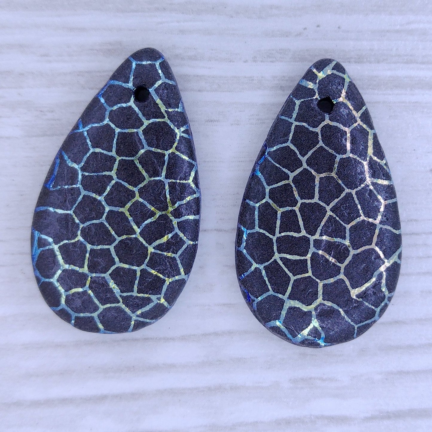 etched Black drop or pendant with laser etched giraffe 2 (30x17mm)