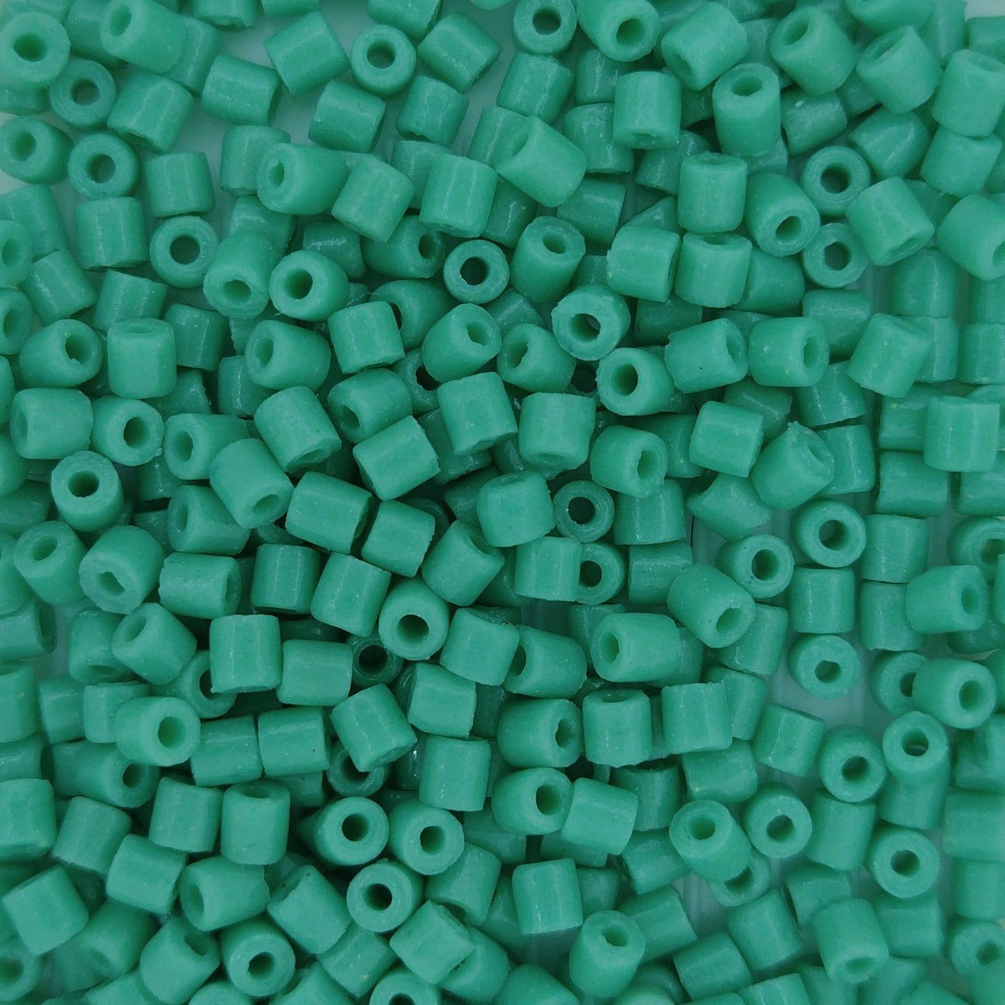 5g x 3mm cylinder beads in Green (vintage)