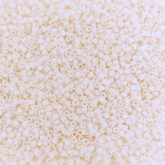 DB1510 - 5g Size 11/0 delicas in Matt Opaque Bisque White