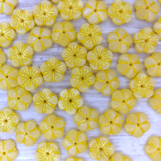 8 x 10mm Apple flowers in Alabaster with Yellow