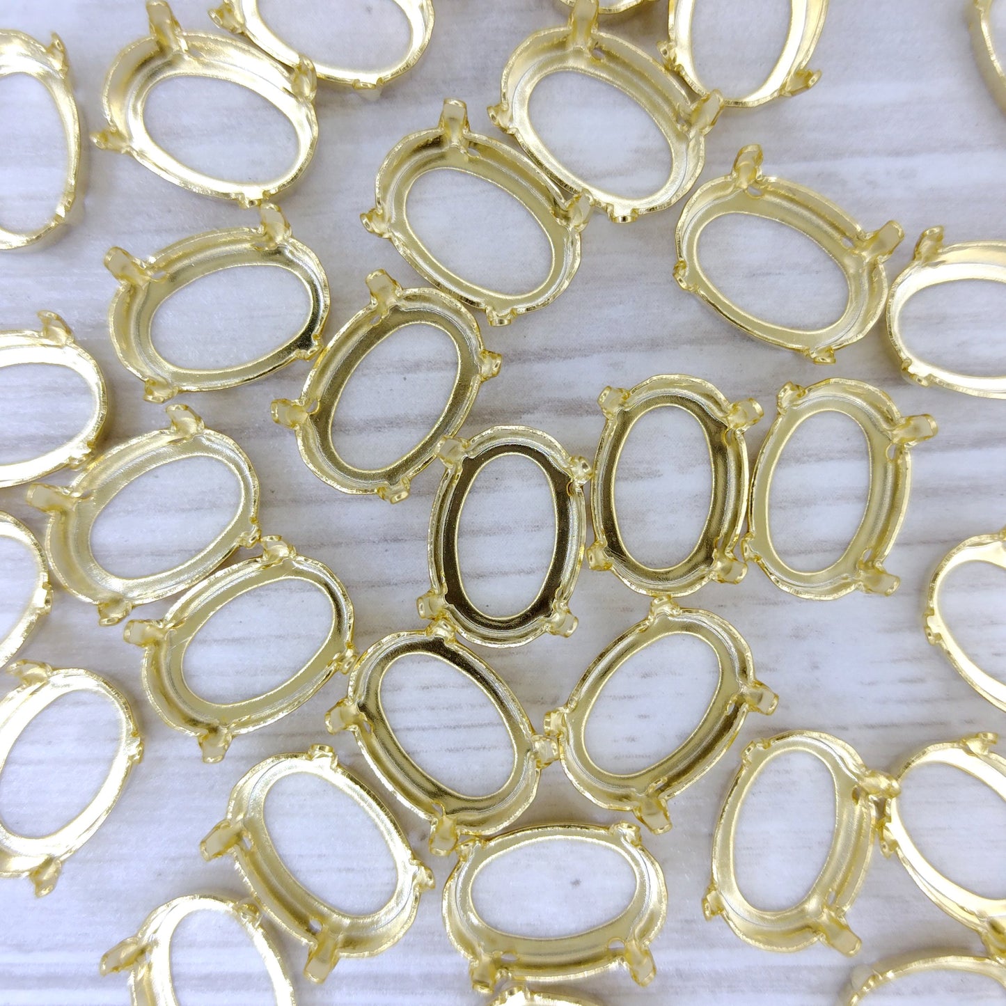 Sew-on Setting for 14x10mm Oval stone in Gold