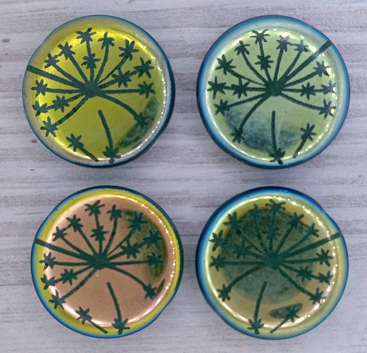 4 x 17mm disc beads in Green with Dandelion