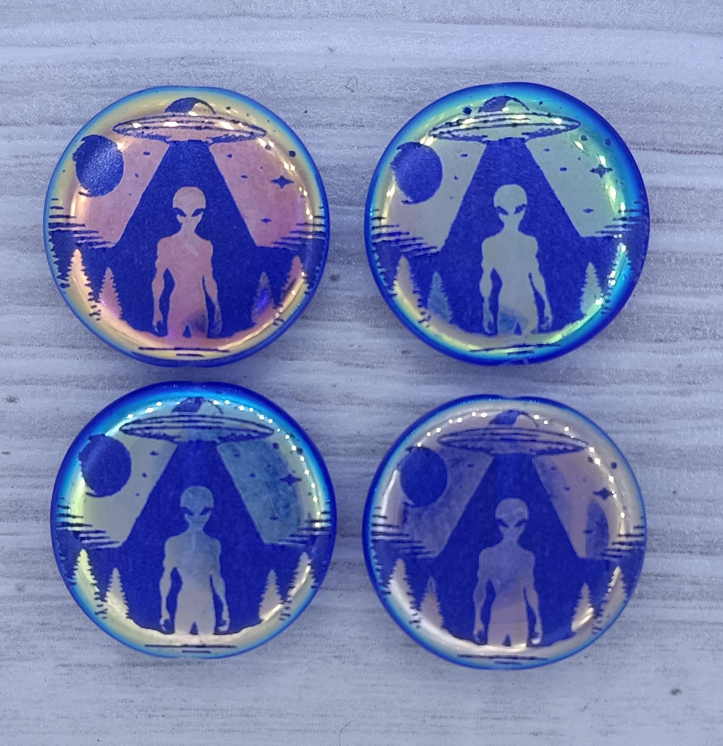 4 x 17mm discs in Blue with laser etched Alien