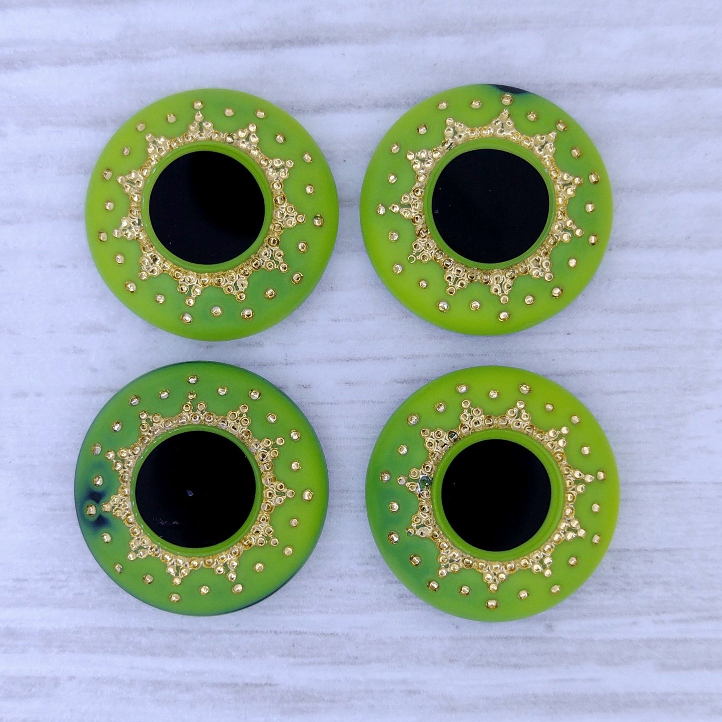 1327 - 16mm Cabochon in Green/Black with Gold