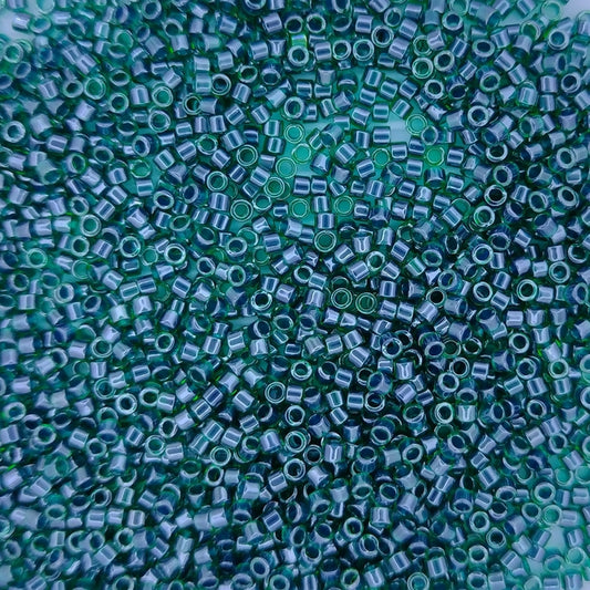 DB0275 - 1g Size 11/0 delicas in Lined Emerald Lustre