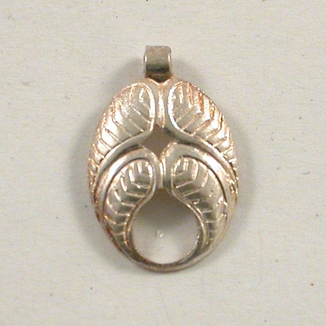 M31 - 1.7cm ornate oval pendant in Silver (1950s)