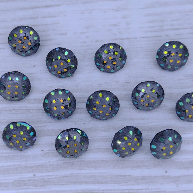 8mm Aurora chaton in Black with laser etched Spots 2