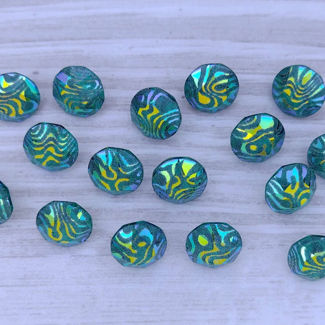 8mm Aurora chaton in Emerald with laser etched Contours