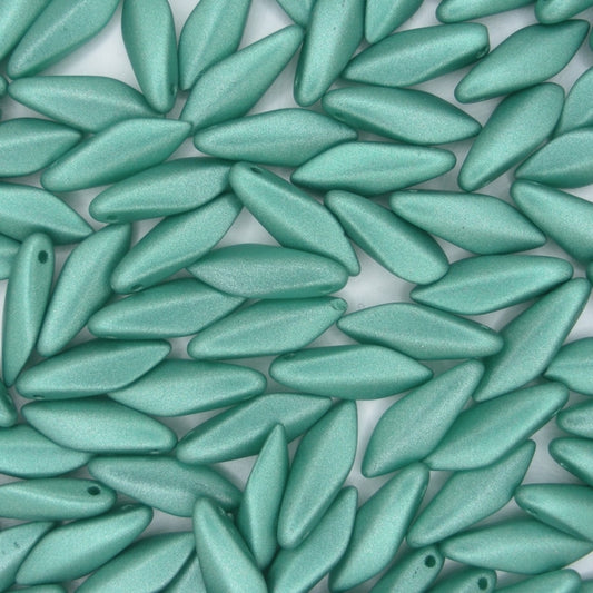 15 x daggers in Metallic Green (5x16mm)