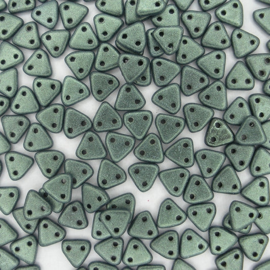 50 x CzechMate triangles in Metallic Suede Light Green