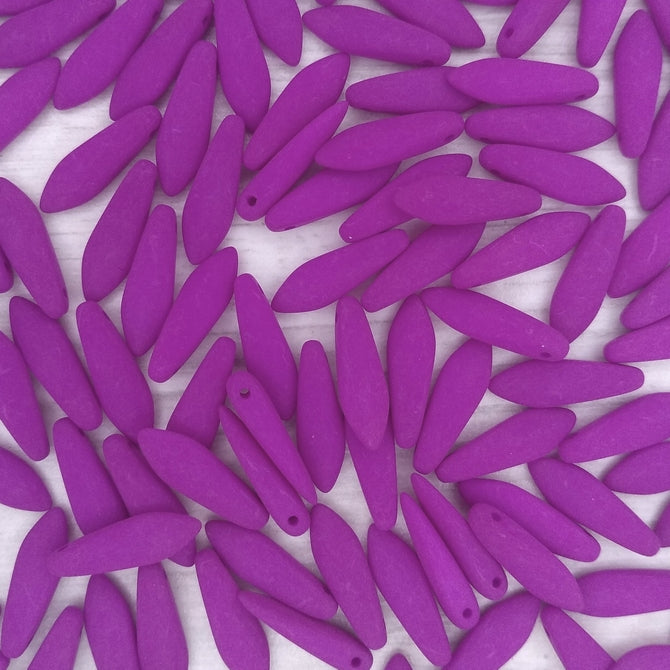 10 x daggers in Neon Dark Purple (5x16mm)