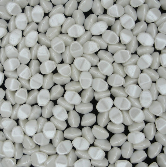 50 x pinch beads in Pastel White