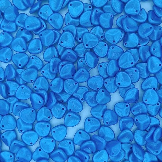 25 x small rose petals in Pearl Shine Azuro (8x7mm)