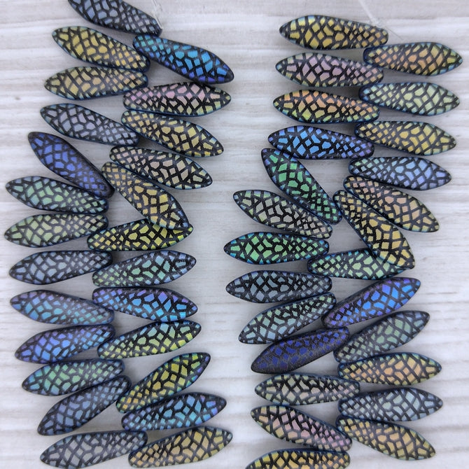 25 x Laser etched 2 hole daggers in Matt Black with Crocodile (5x16mm)