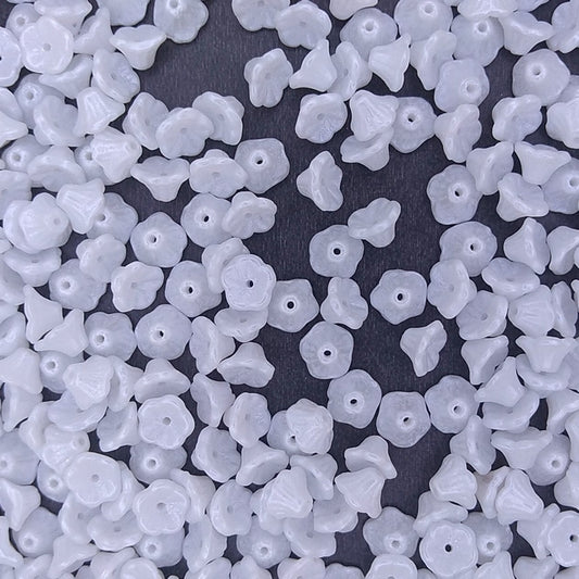 25 x flower cups in Pastel White (7x5mm)