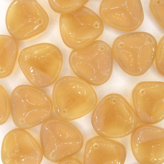 10 x large rose petals in Opaline Caramel (14x13mm)