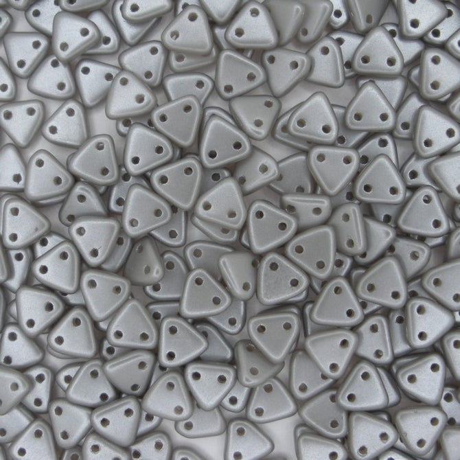 50 x CzechMate triangles in Pearl Coat Silver