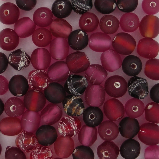 Mix of 40 x 4mm beads in Red (1950s)